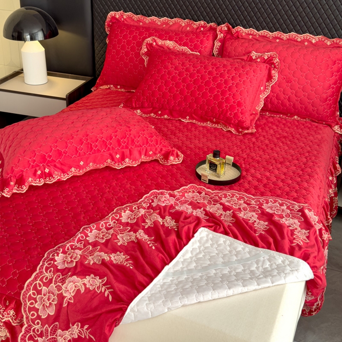 91家纺网 家纺一手货源 找家纺 花香四季家纺 2025新款保暖绒绣花宝宝绒床裙系列 喜庆红