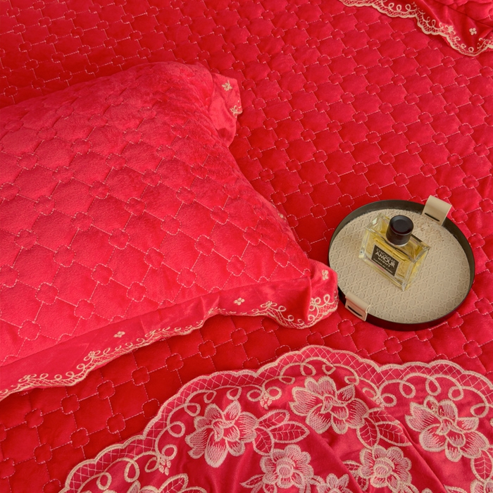 91家纺网 家纺一手货源 找家纺 花香四季家纺 2025新款保暖绒绣花宝宝绒床裙系列 喜庆红