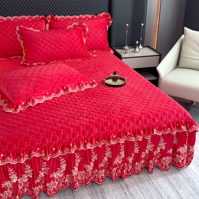 91家纺网 家纺一手货源 找家纺 花香四季家纺 2025新款保暖绒绣花宝宝绒床裙系列 喜庆红