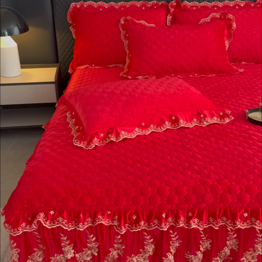91家纺网 家纺一手货源 找家纺 花香四季家纺 2025新款保暖绒绣花宝宝绒床裙系列 喜庆红