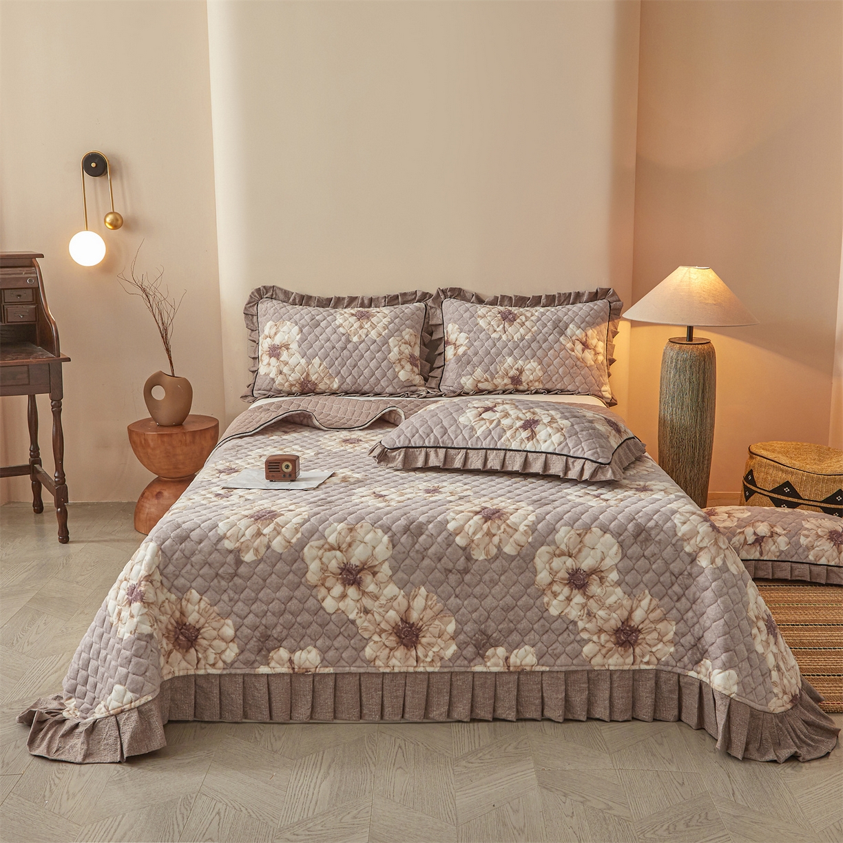 91家纺网 家纺一手货源 找家纺 宜凡家纺 2025新款牛奶绒床盖三件套（双面可用） 米洛花