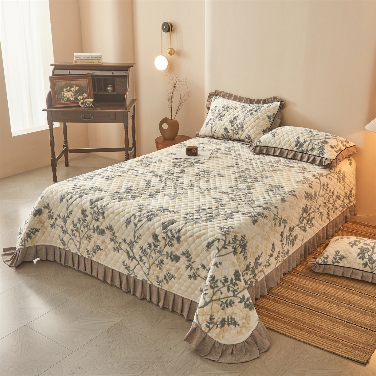 91家纺网 家纺一手货源 找家纺 宜凡家纺 2025新款牛奶绒床盖三件套（双面可用） 俏枝颜