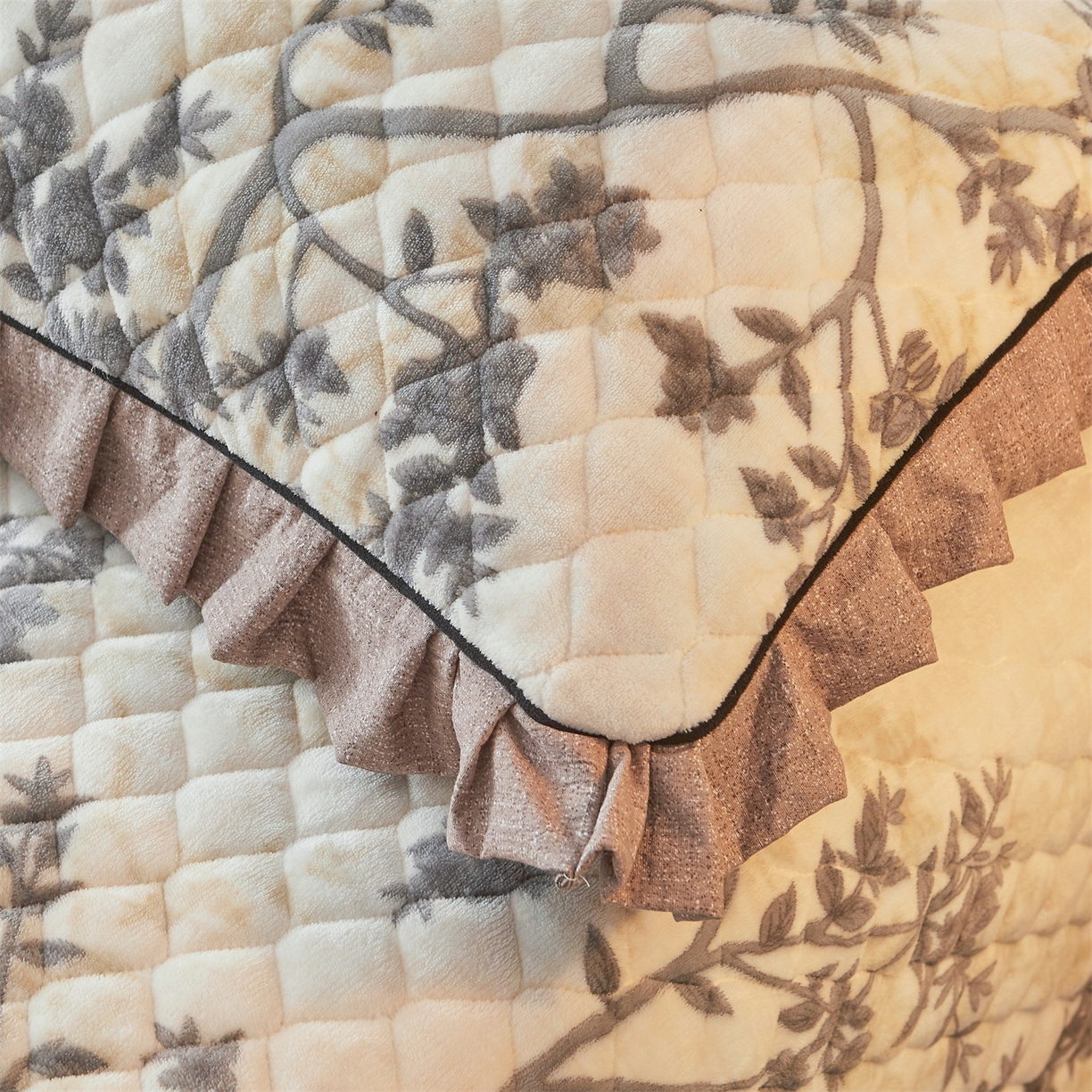 91家纺网 家纺一手货源 找家纺 宜凡家纺 2025新款牛奶绒床盖三件套（双面可用） 俏枝颜