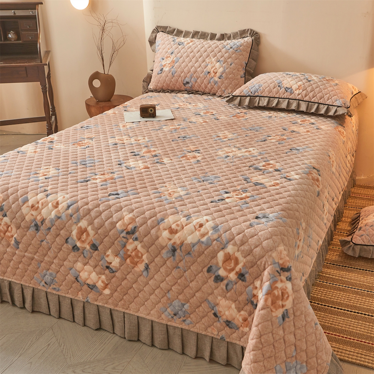 91家纺网 家纺一手货源 找家纺 宜凡家纺 2025新款牛奶绒床盖三件套（双面可用） 秋恋花