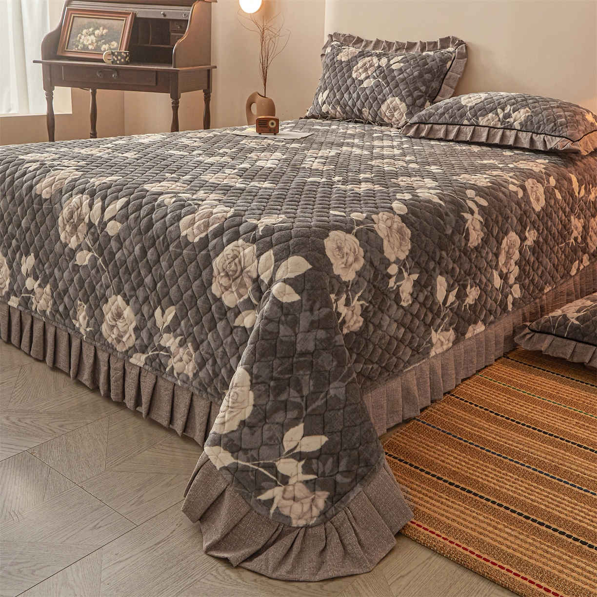 91家纺网 家纺一手货源 找家纺 宜凡家纺 2025新款牛奶绒床盖三件套（双面可用） 浮绘花影