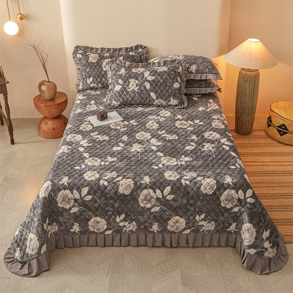 91家纺网 家纺一手货源 找家纺 宜凡家纺 2025新款牛奶绒床盖三件套（双面可用） 浮绘花影