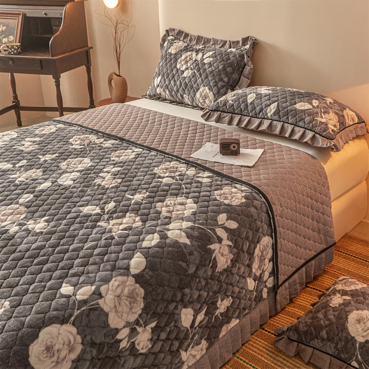 91家纺网 家纺一手货源 找家纺 宜凡家纺 2025新款牛奶绒床盖三件套（双面可用） 浮绘花影