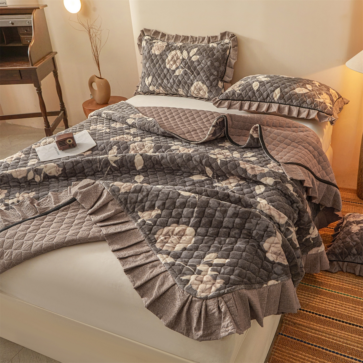 91家纺网 家纺一手货源 找家纺 宜凡家纺 2025新款牛奶绒床盖三件套（双面可用） 浮绘花影