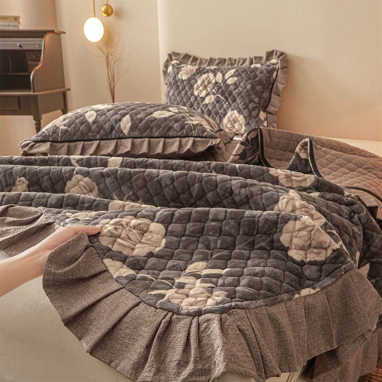 91家纺网 家纺一手货源 找家纺 宜凡家纺 2025新款牛奶绒床盖三件套（双面可用） 浮绘花影