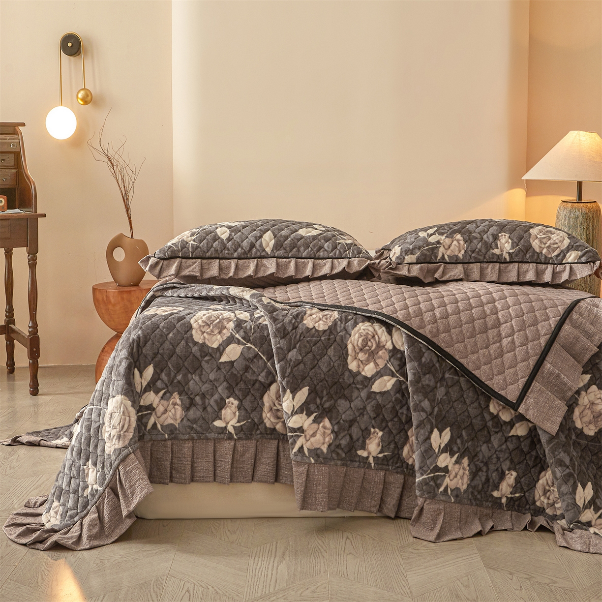 91家纺网 家纺一手货源 找家纺 宜凡家纺 2025新款牛奶绒床盖三件套（双面可用） 浮绘花影