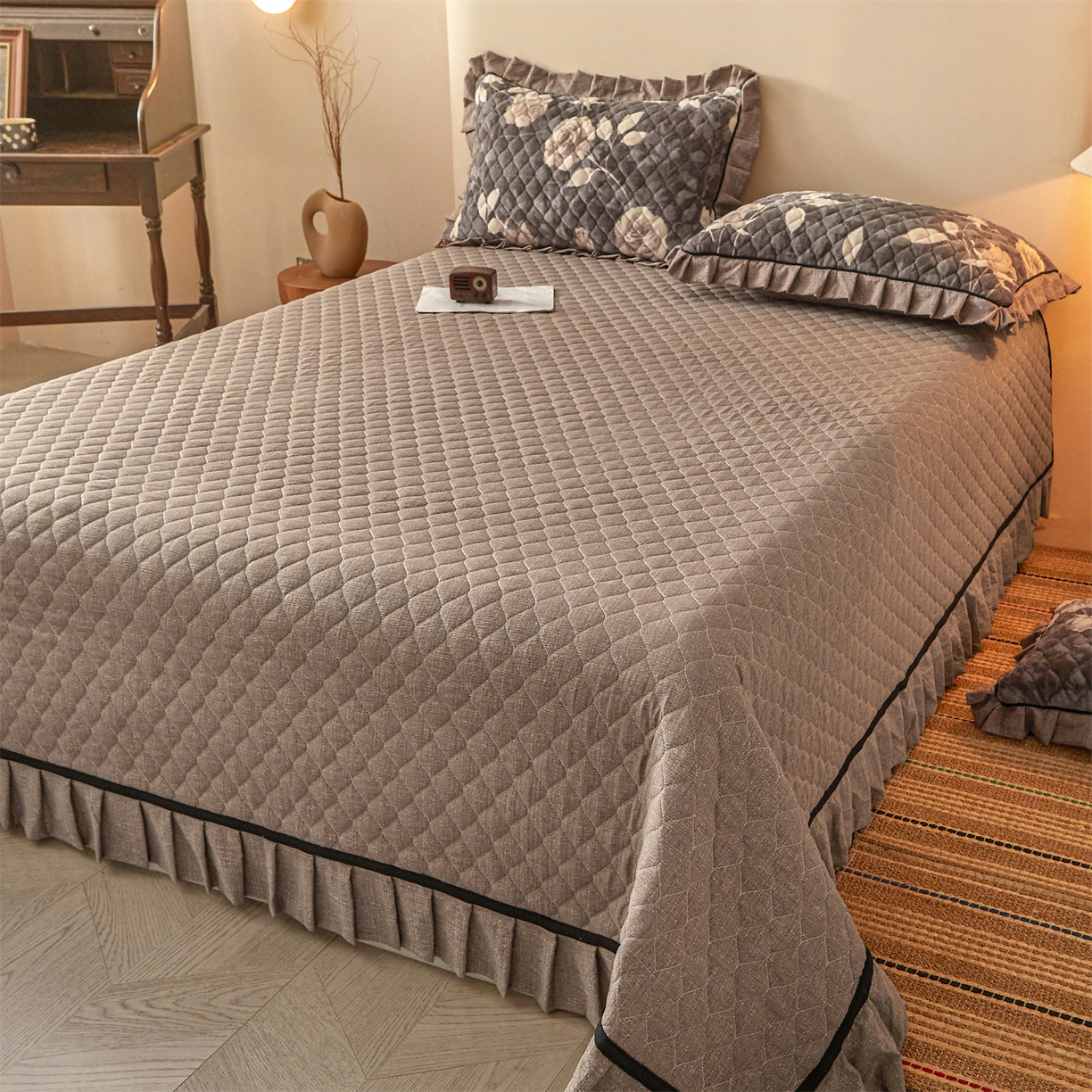 91家纺网 家纺一手货源 找家纺 宜凡家纺 2025新款牛奶绒床盖三件套（双面可用） 浮绘花影