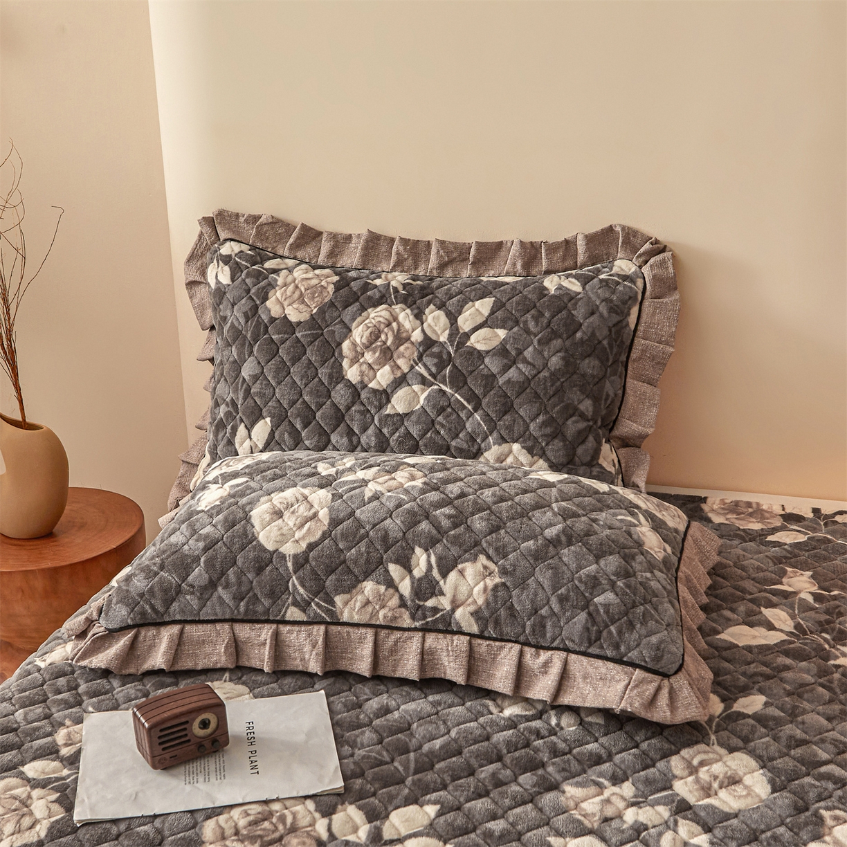 91家纺网 家纺一手货源 找家纺 宜凡家纺 2025新款牛奶绒床盖三件套（双面可用） 浮绘花影