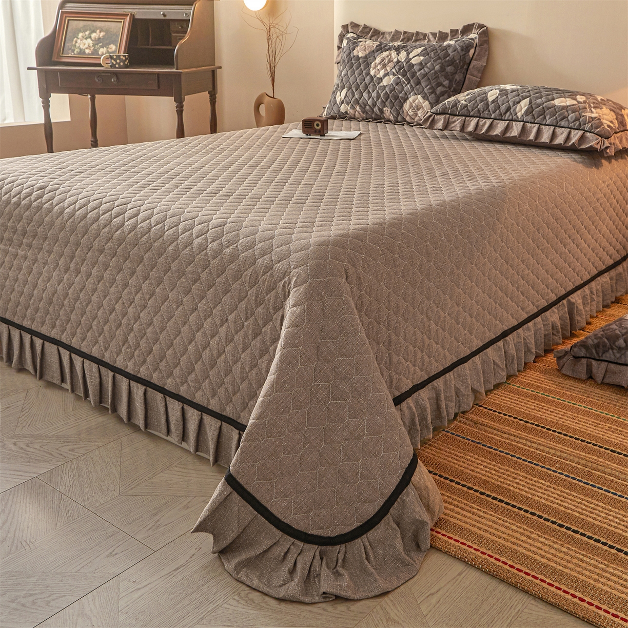 91家纺网 家纺一手货源 找家纺 宜凡家纺 2025新款牛奶绒床盖三件套（双面可用） 浮绘花影