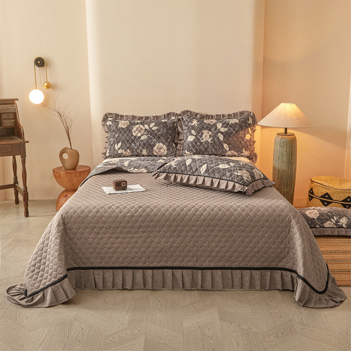 91家纺网 家纺一手货源 找家纺 宜凡家纺 2025新款牛奶绒床盖三件套（双面可用） 浮绘花影