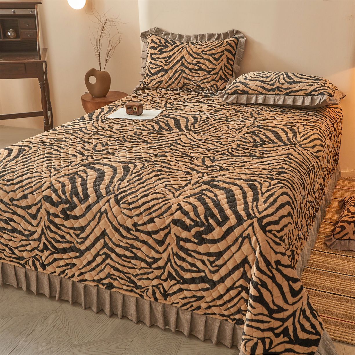 91家纺网 家纺一手货源 找家纺 宜凡家纺 2025新款牛奶绒床盖三件套（双面可用） 虎皮纹