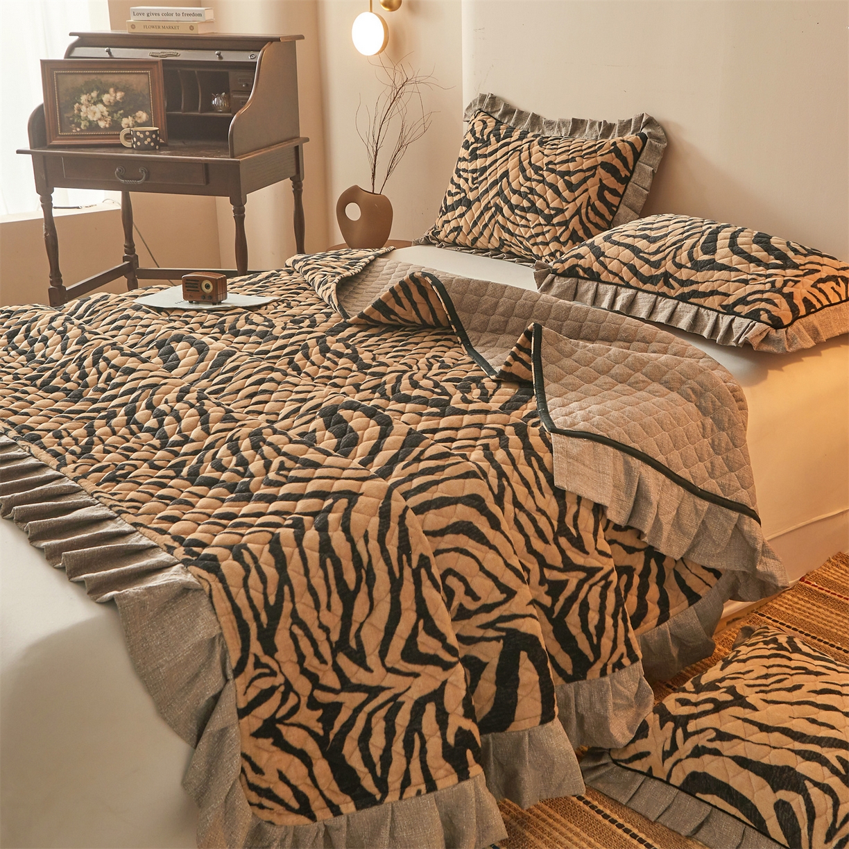 91家纺网 家纺一手货源 找家纺 宜凡家纺 2025新款牛奶绒床盖三件套（双面可用） 虎皮纹