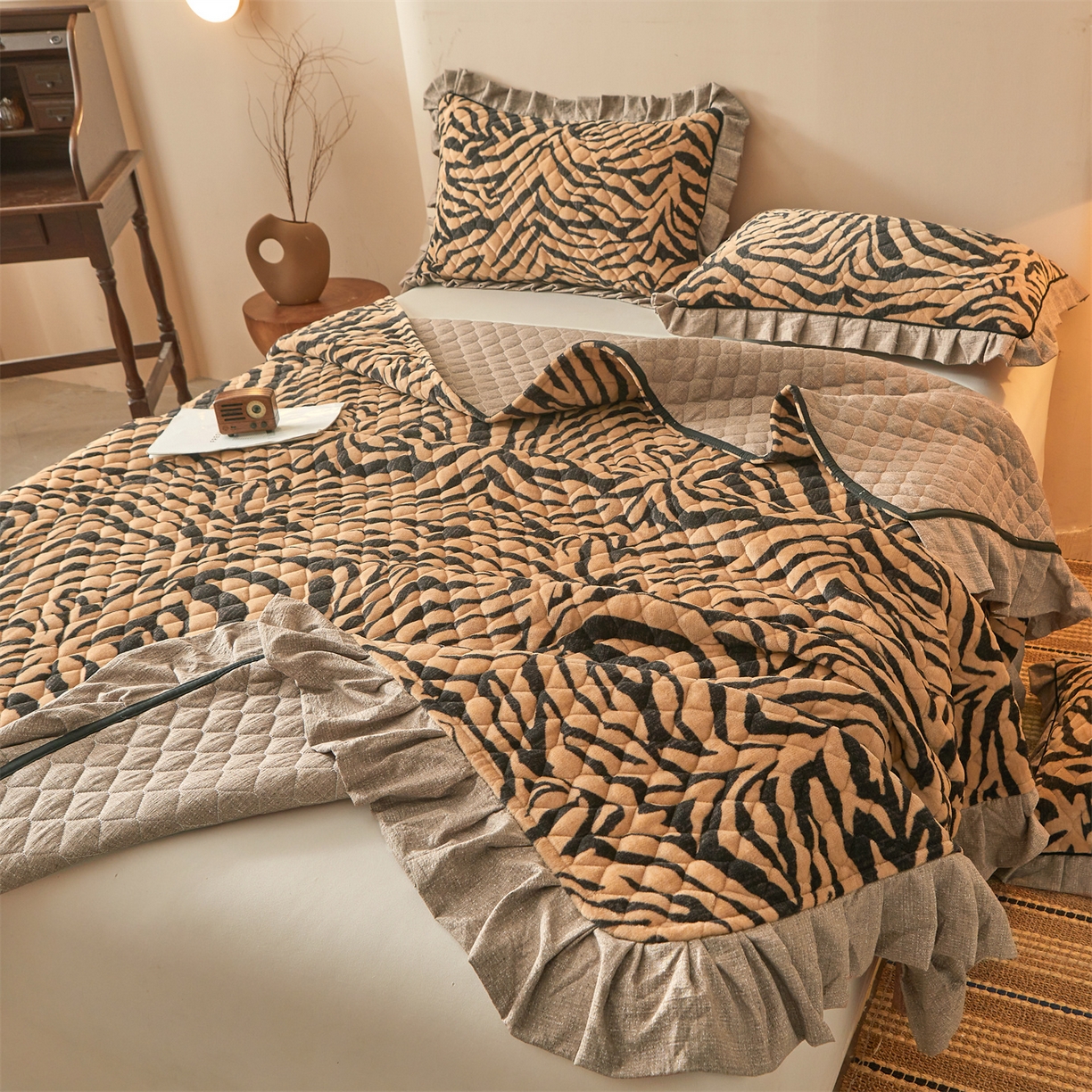 91家纺网 家纺一手货源 找家纺 宜凡家纺 2025新款牛奶绒床盖三件套（双面可用） 虎皮纹