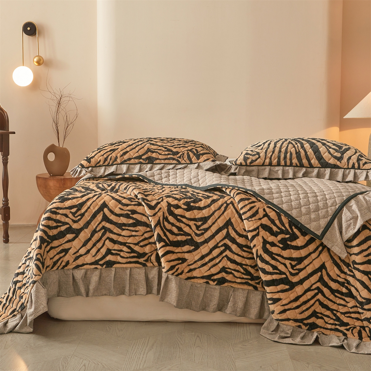 91家纺网 家纺一手货源 找家纺 宜凡家纺 2025新款牛奶绒床盖三件套（双面可用） 虎皮纹