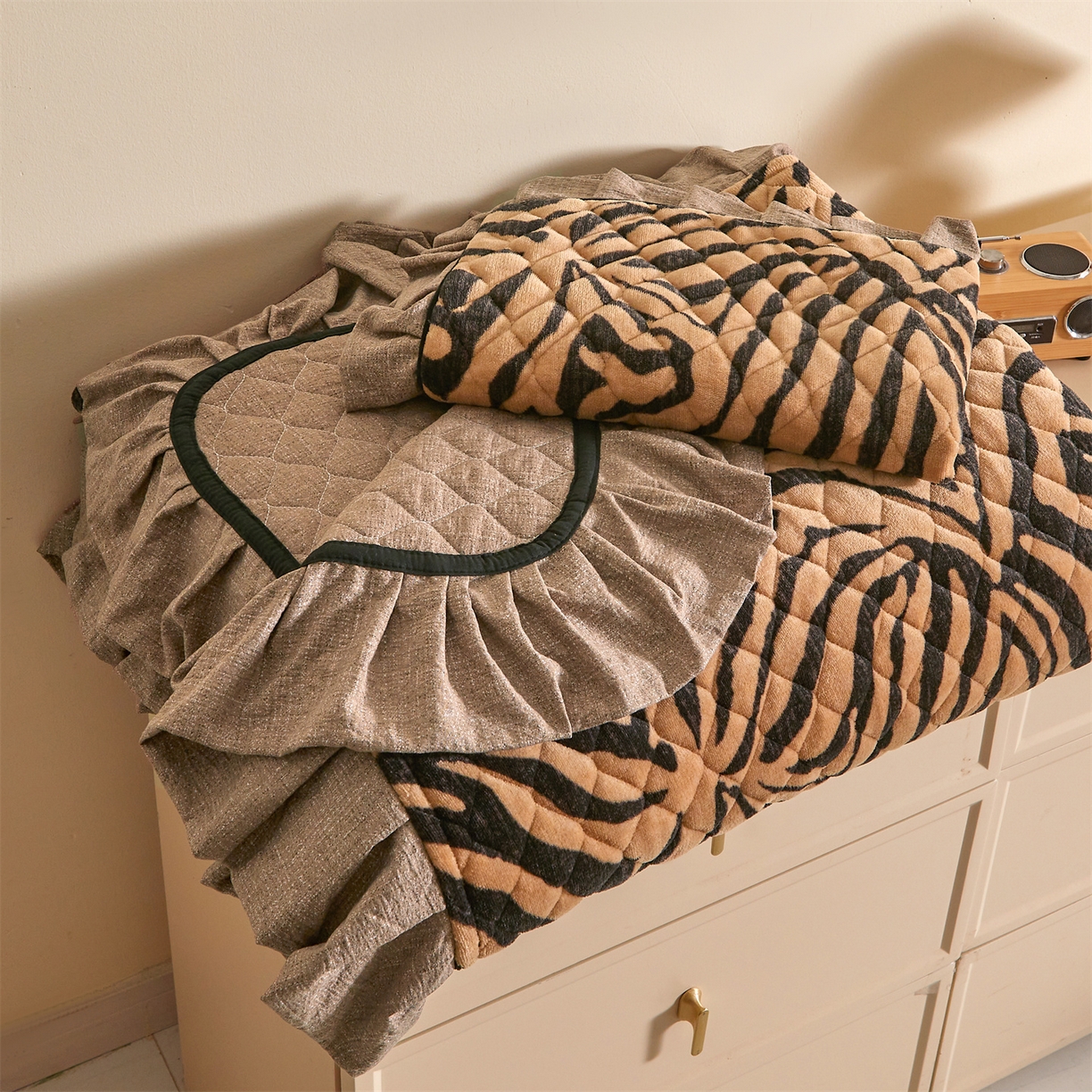 91家纺网 家纺一手货源 找家纺 宜凡家纺 2025新款牛奶绒床盖三件套（双面可用） 虎皮纹