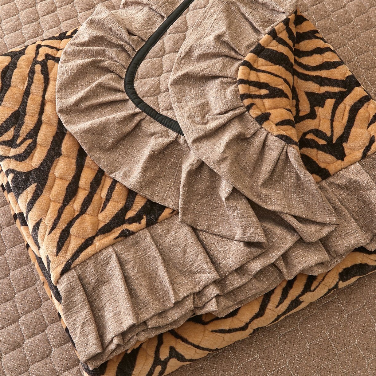 91家纺网 家纺一手货源 找家纺 宜凡家纺 2025新款牛奶绒床盖三件套（双面可用） 虎皮纹