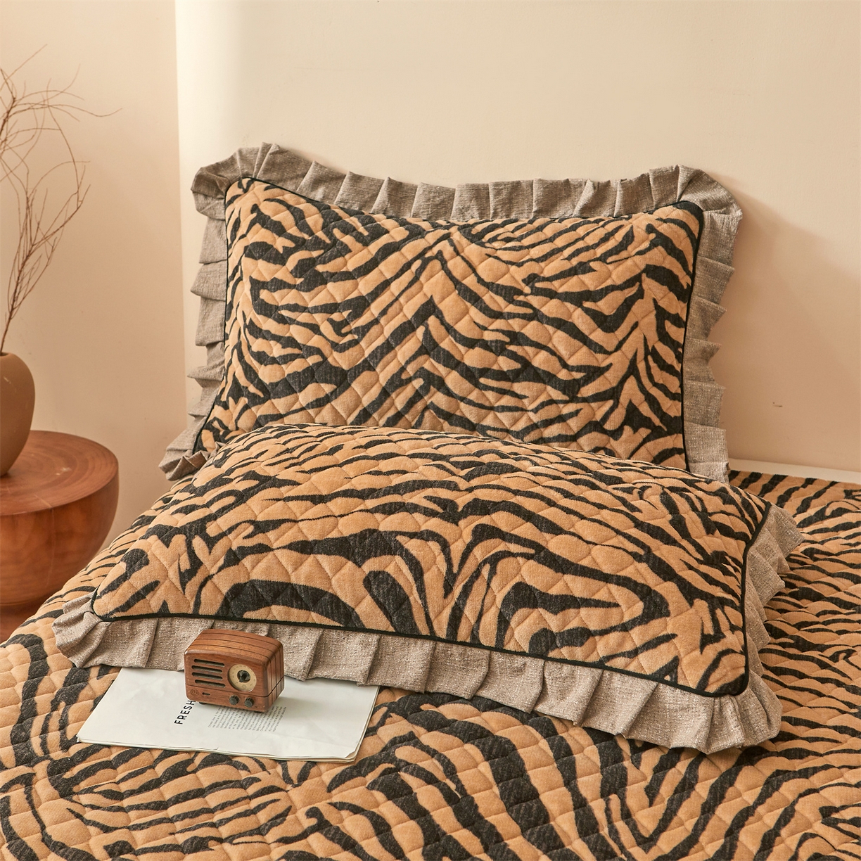 91家纺网 家纺一手货源 找家纺 宜凡家纺 2025新款牛奶绒床盖三件套（双面可用） 虎皮纹