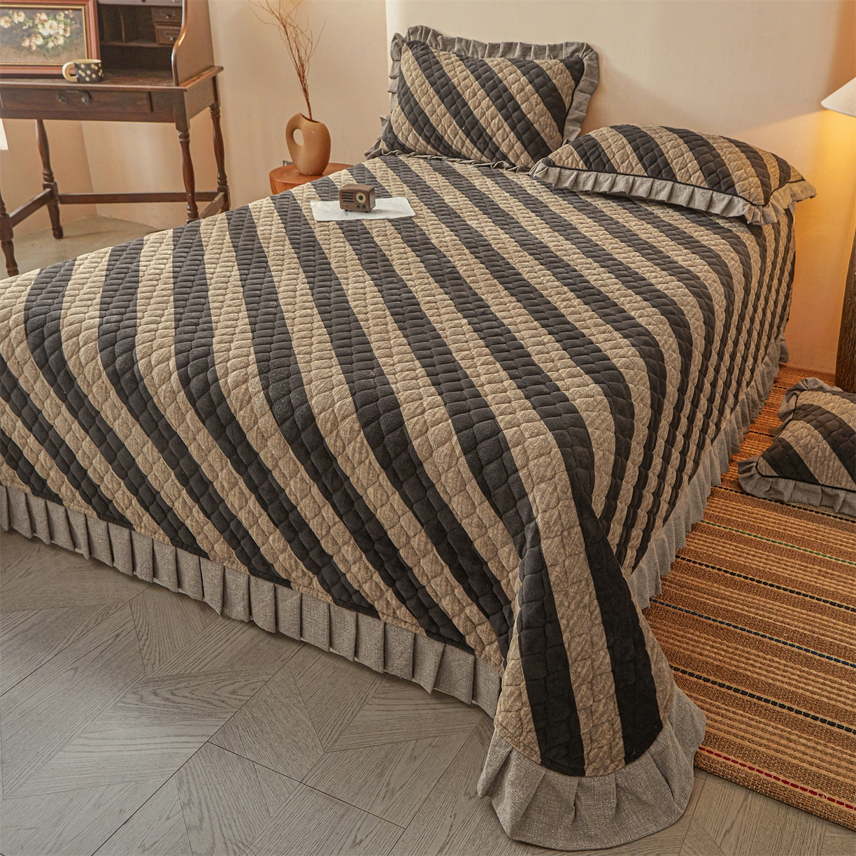 91家纺网 家纺一手货源 找家纺 宜凡家纺 2025新款牛奶绒床盖三件套（双面可用） 宽斜纹