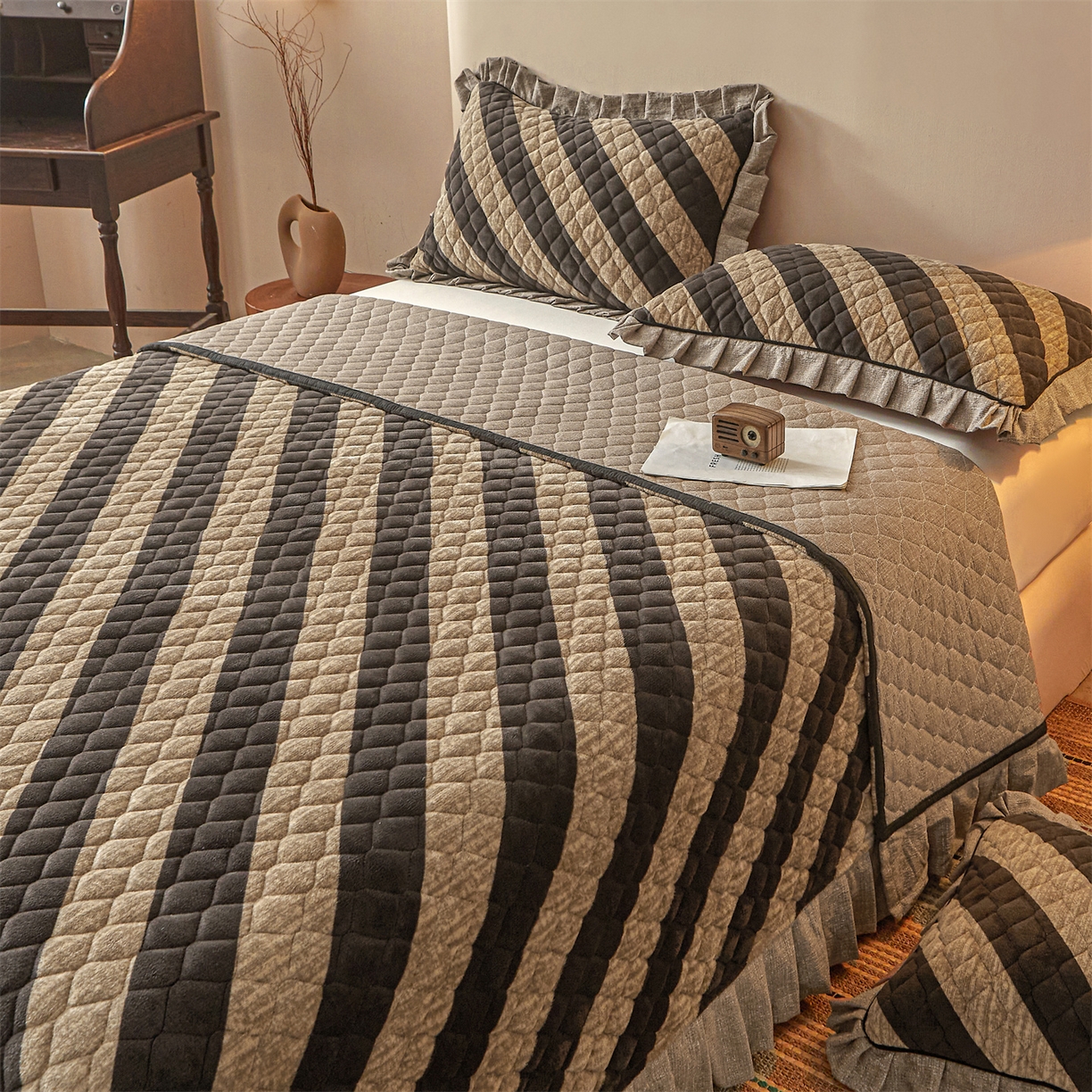 91家纺网 家纺一手货源 找家纺 宜凡家纺 2025新款牛奶绒床盖三件套（双面可用） 宽斜纹