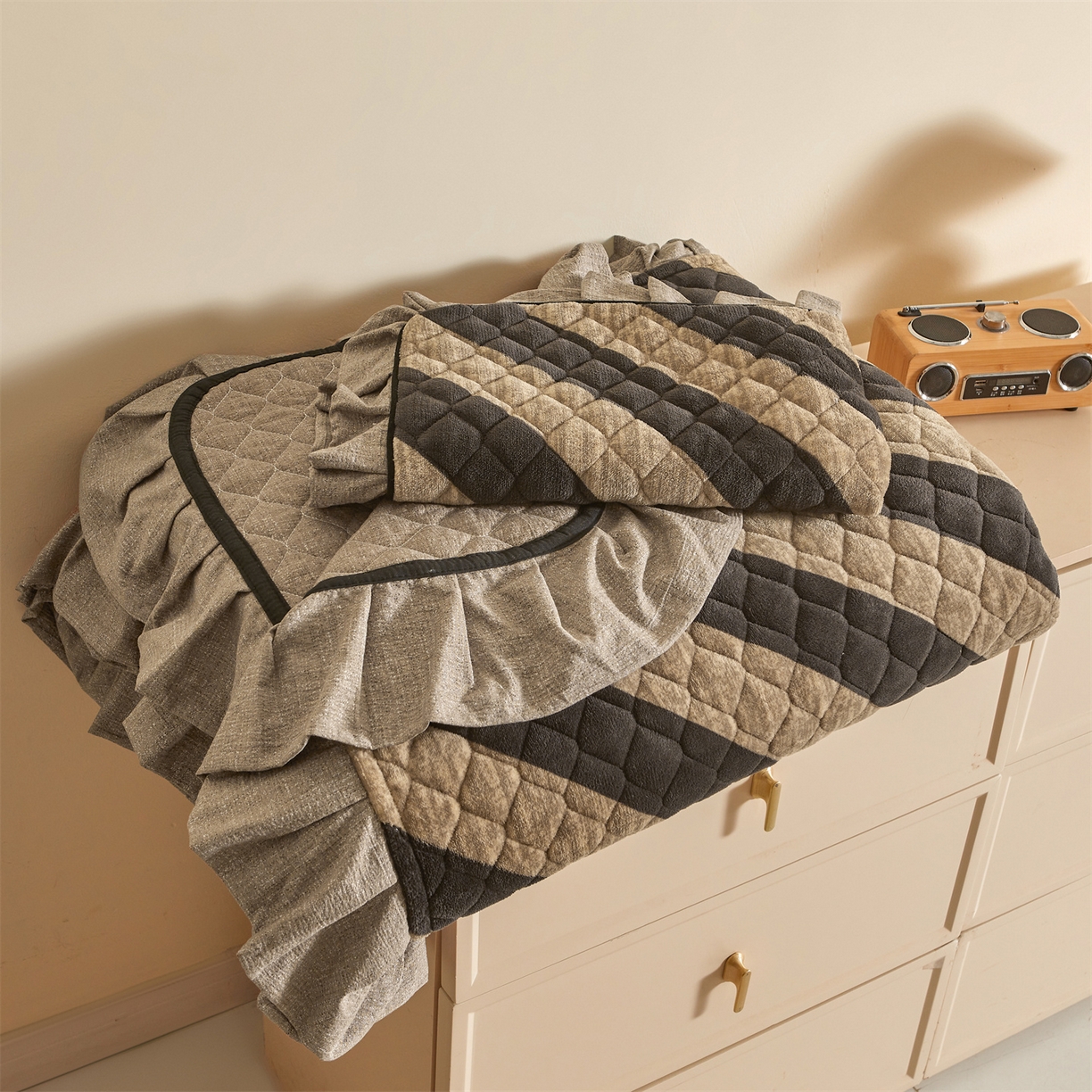 91家纺网 家纺一手货源 找家纺 宜凡家纺 2025新款牛奶绒床盖三件套（双面可用） 宽斜纹