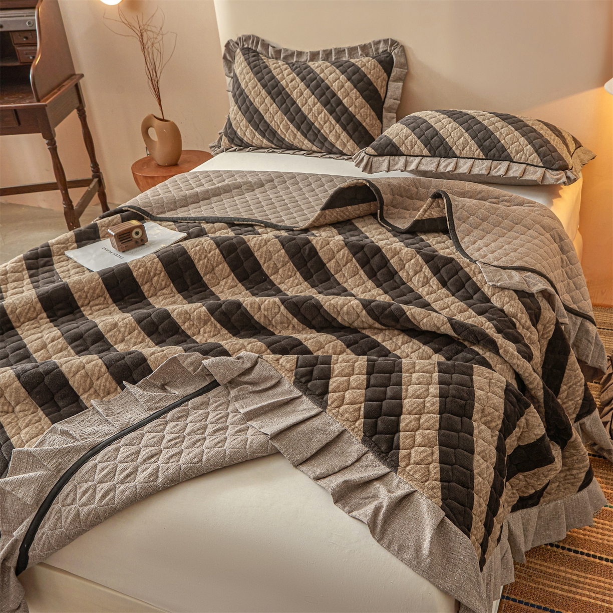 91家纺网 家纺一手货源 找家纺 宜凡家纺 2025新款牛奶绒床盖三件套（双面可用） 宽斜纹