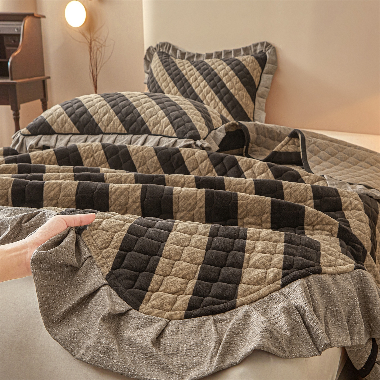 91家纺网 家纺一手货源 找家纺 宜凡家纺 2025新款牛奶绒床盖三件套（双面可用） 宽斜纹