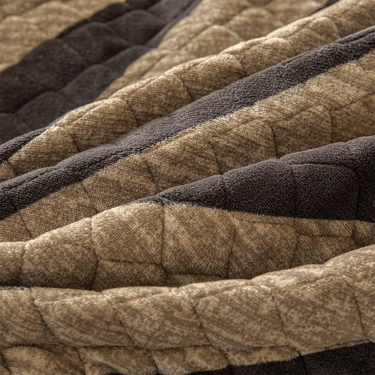 91家纺网 家纺一手货源 找家纺 宜凡家纺 2025新款牛奶绒床盖三件套（双面可用） 宽斜纹