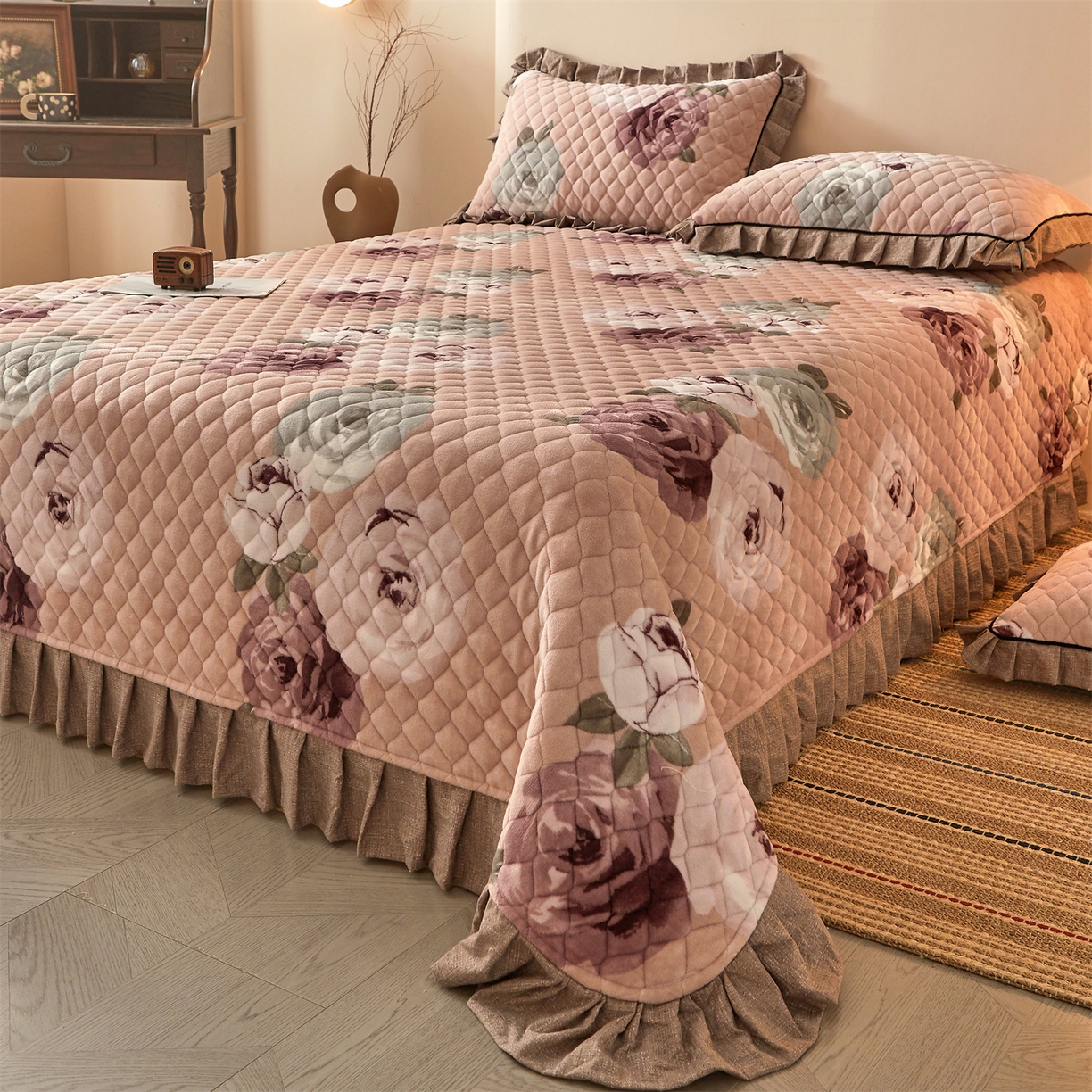 91家纺网 家纺一手货源 找家纺 宜凡家纺 2025新款牛奶绒床盖三件套（双面可用） 曼妙花园