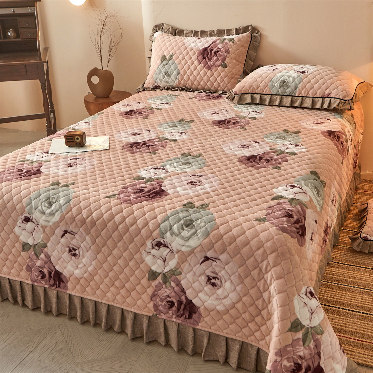 91家纺网 家纺一手货源 找家纺 宜凡家纺 2025新款牛奶绒床盖三件套（双面可用） 曼妙花园