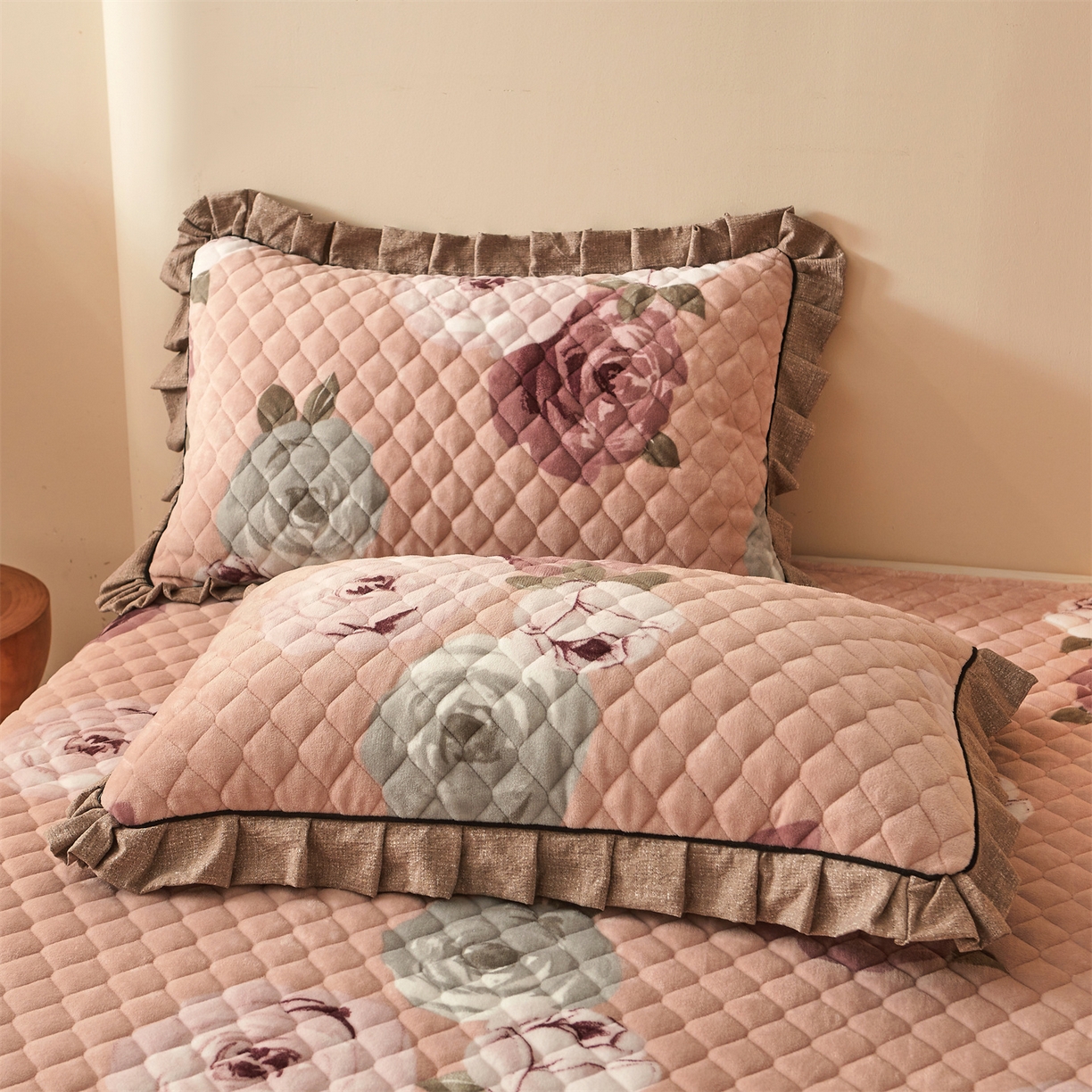 91家纺网 家纺一手货源 找家纺 宜凡家纺 2025新款牛奶绒床盖三件套（双面可用） 曼妙花园