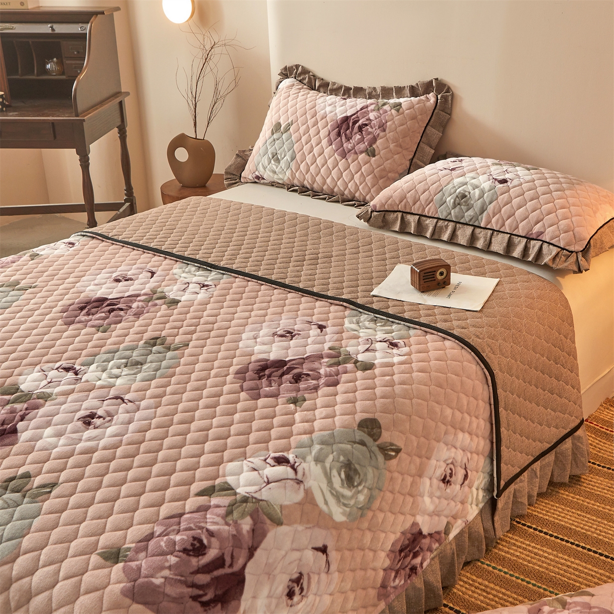 91家纺网 家纺一手货源 找家纺 宜凡家纺 2025新款牛奶绒床盖三件套（双面可用） 曼妙花园