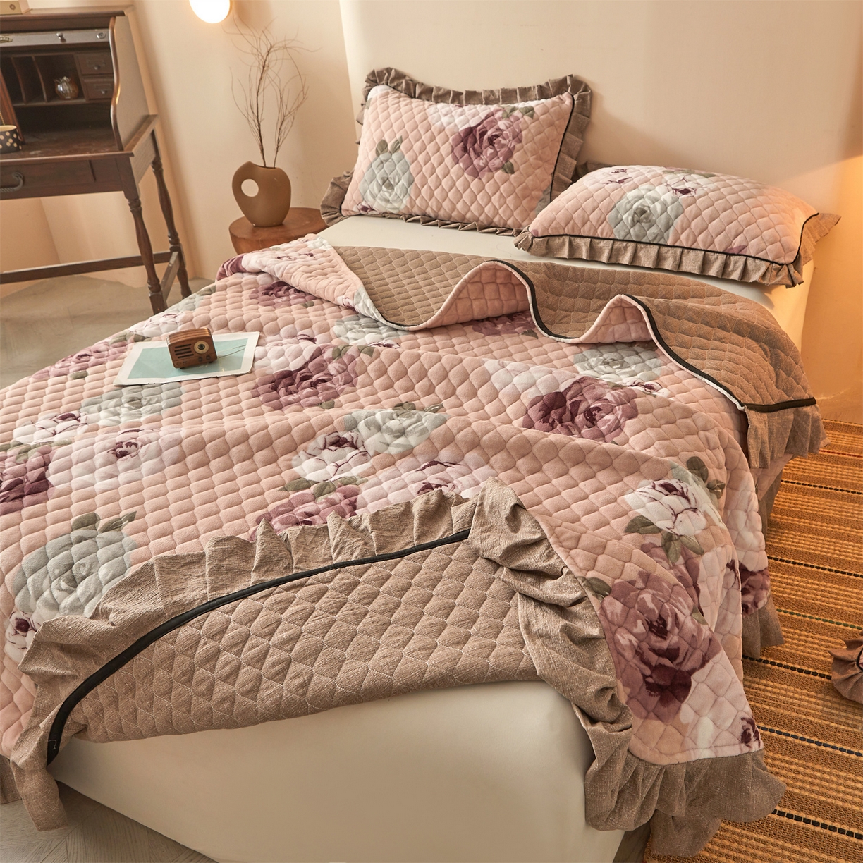 91家纺网 家纺一手货源 找家纺 宜凡家纺 2025新款牛奶绒床盖三件套（双面可用） 曼妙花园