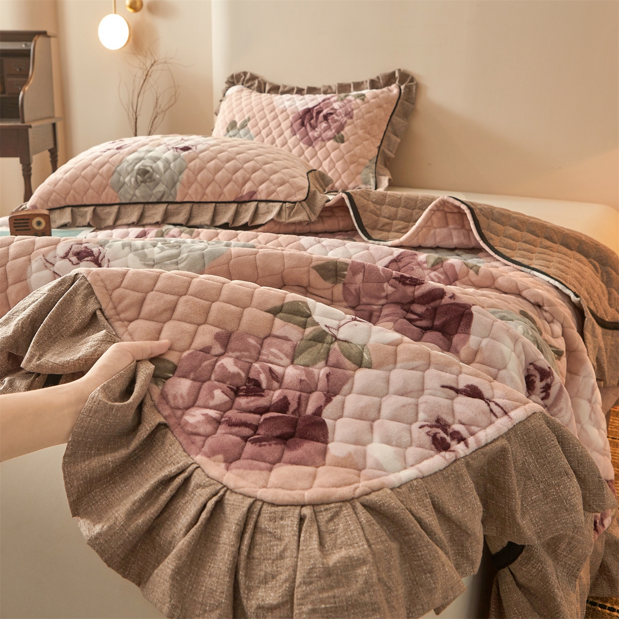 91家纺网 家纺一手货源 找家纺 宜凡家纺 2025新款牛奶绒床盖三件套（双面可用） 曼妙花园