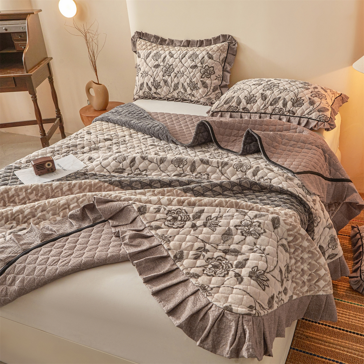 91家纺网 家纺一手货源 找家纺 宜凡家纺 2025新款牛奶绒床盖三件套（双面可用） 蔓叶简枝