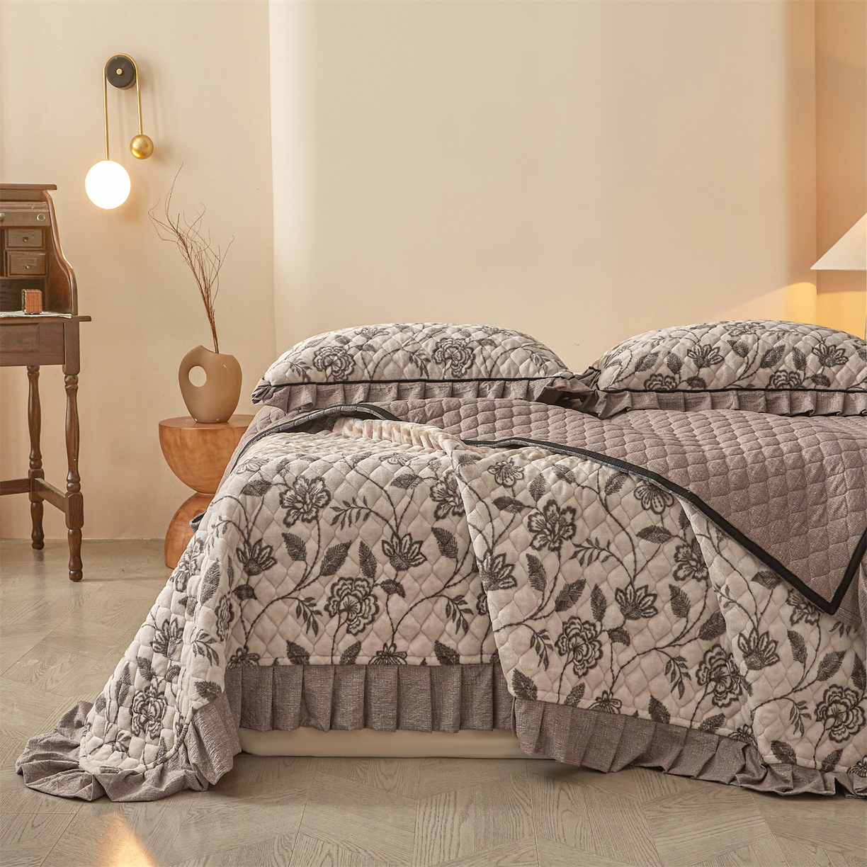 91家纺网 家纺一手货源 找家纺 宜凡家纺 2025新款牛奶绒床盖三件套（双面可用） 蔓叶简枝