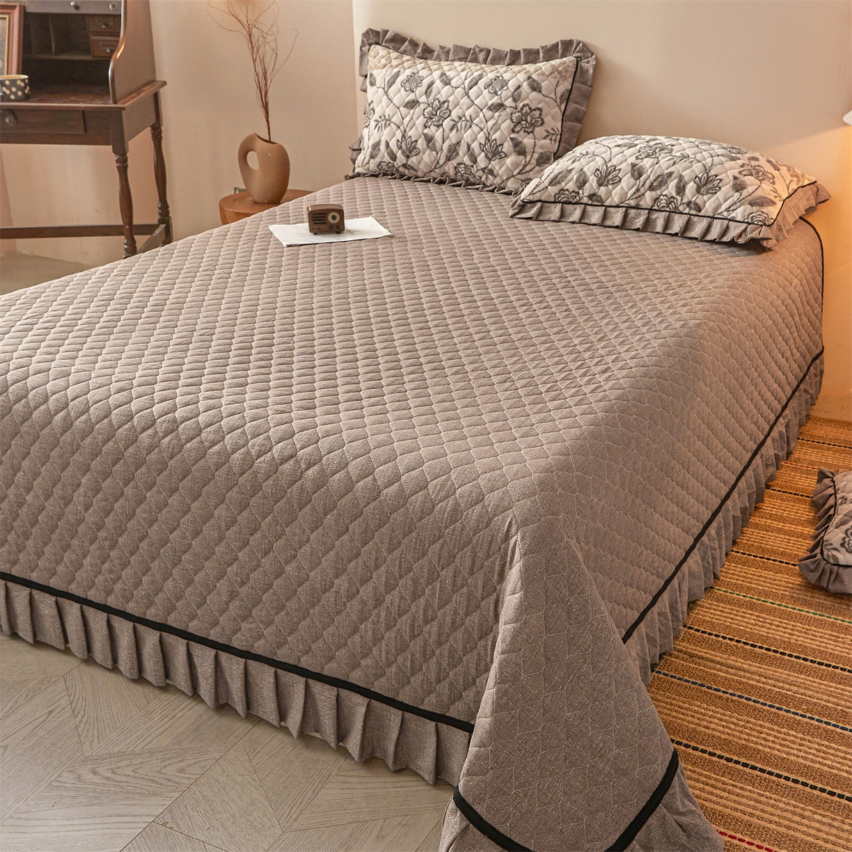 91家纺网 家纺一手货源 找家纺 宜凡家纺 2025新款牛奶绒床盖三件套（双面可用） 蔓叶简枝