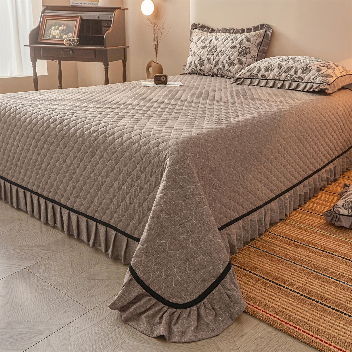 91家纺网 家纺一手货源 找家纺 宜凡家纺 2025新款牛奶绒床盖三件套（双面可用） 蔓叶简枝