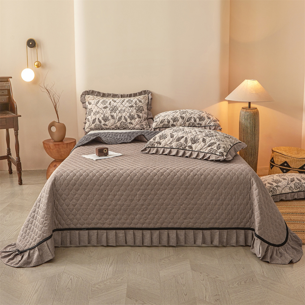 91家纺网 家纺一手货源 找家纺 宜凡家纺 2025新款牛奶绒床盖三件套（双面可用） 蔓叶简枝