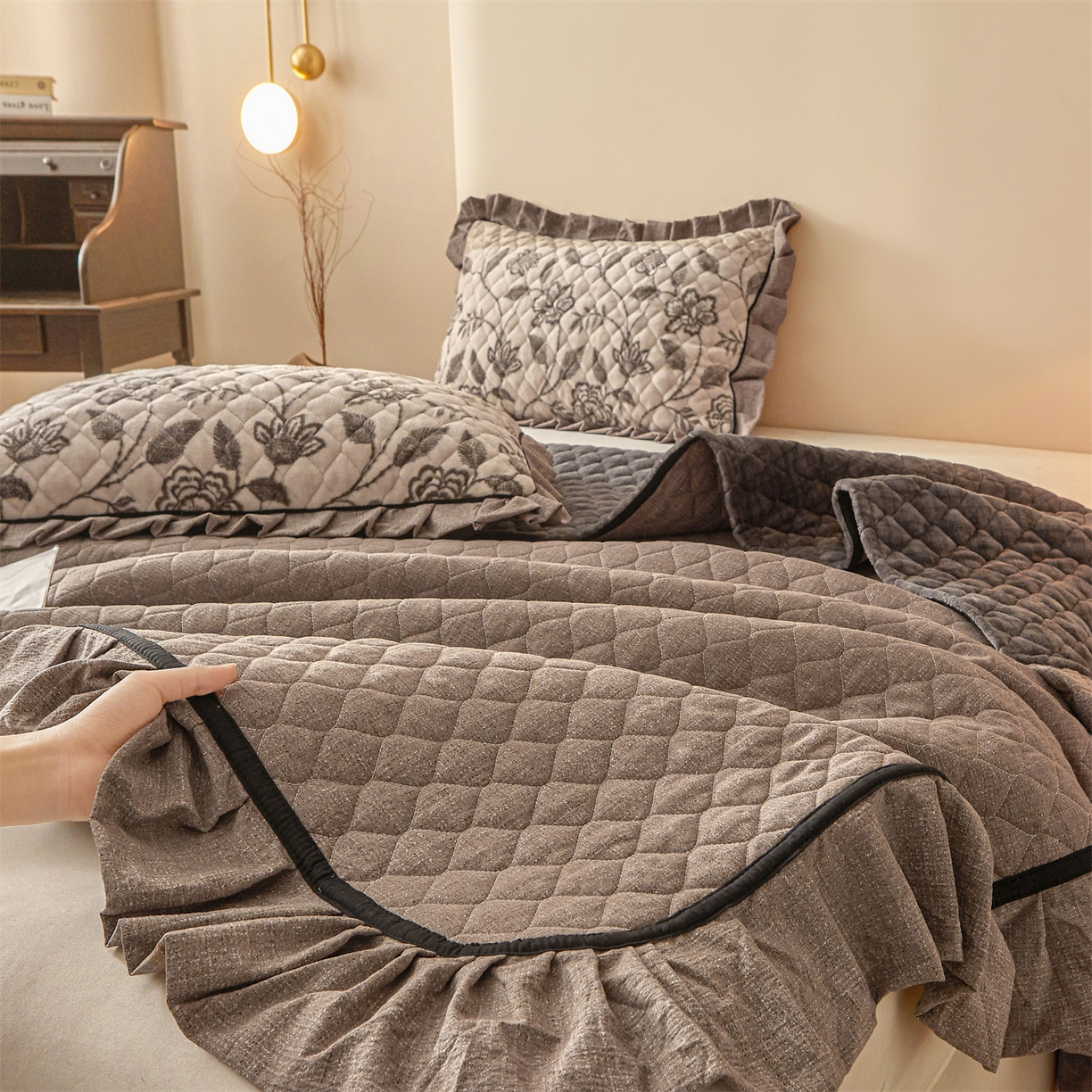 91家纺网 家纺一手货源 找家纺 宜凡家纺 2025新款牛奶绒床盖三件套（双面可用） 蔓叶简枝