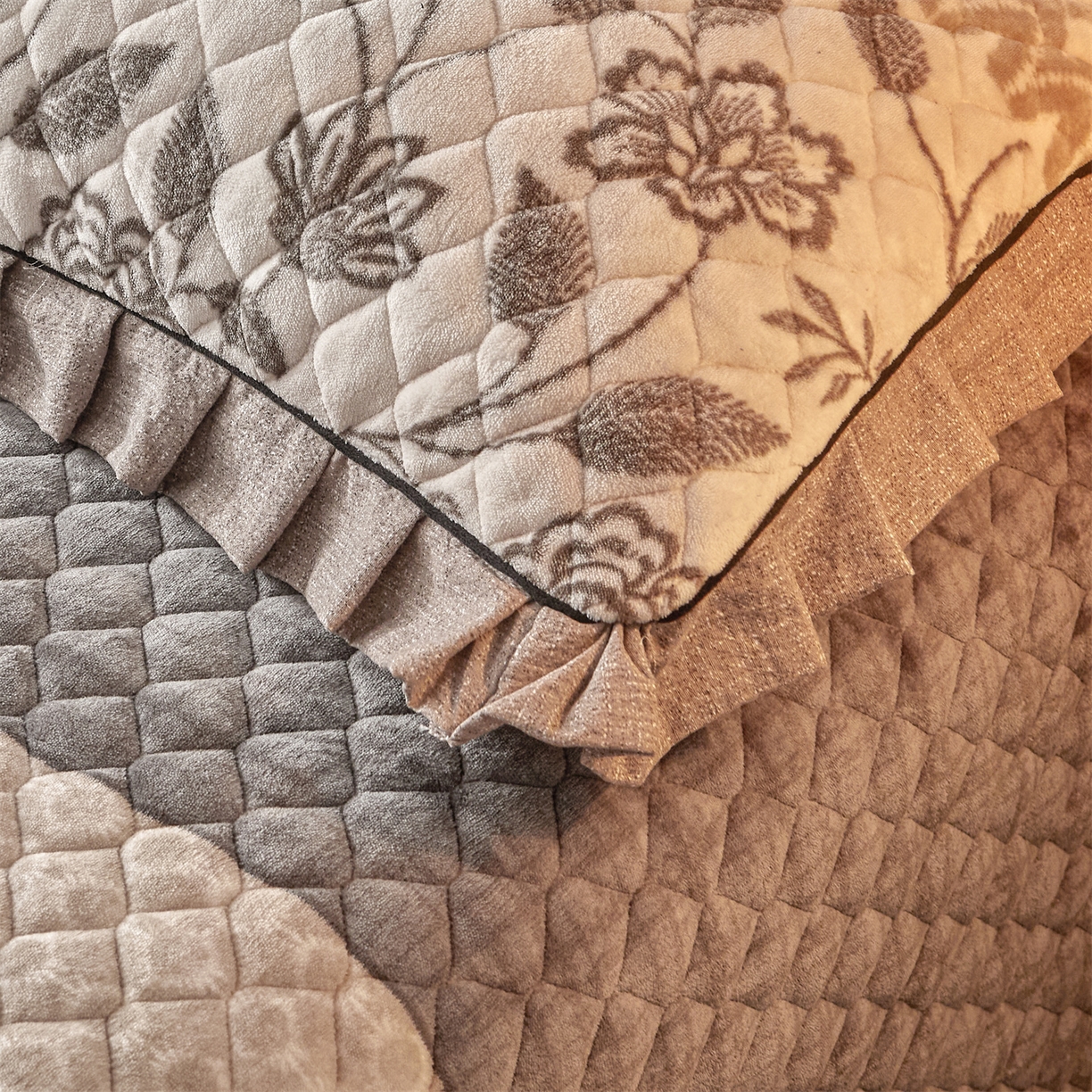 91家纺网 家纺一手货源 找家纺 宜凡家纺 2025新款牛奶绒床盖三件套（双面可用） 蔓叶简枝