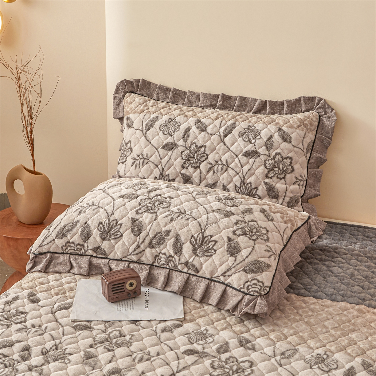 91家纺网 家纺一手货源 找家纺 宜凡家纺 2025新款牛奶绒床盖三件套（双面可用） 蔓叶简枝