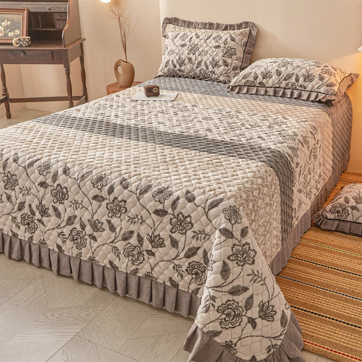 91家纺网 家纺一手货源 找家纺 宜凡家纺 2025新款牛奶绒床盖三件套（双面可用） 蔓叶简枝