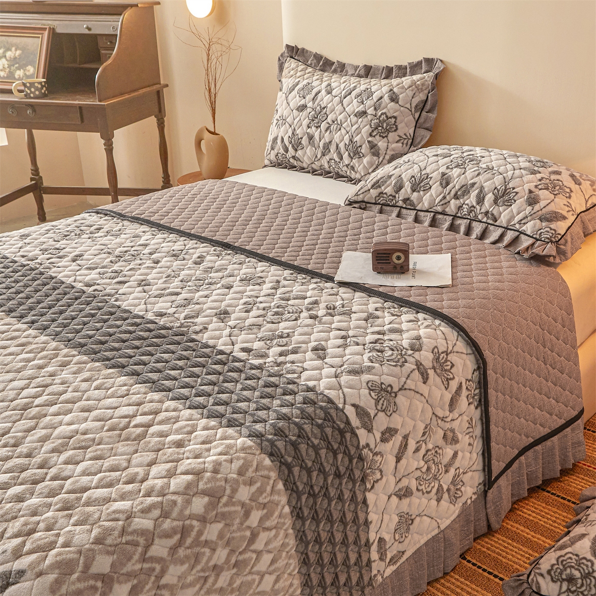 91家纺网 家纺一手货源 找家纺 宜凡家纺 2025新款牛奶绒床盖三件套（双面可用） 蔓叶简枝