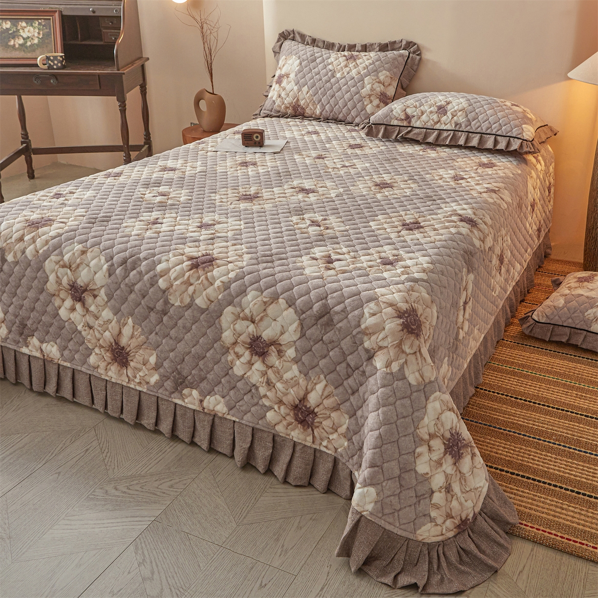 91家纺网 家纺一手货源 找家纺 宜凡家纺 2025新款牛奶绒床盖三件套（双面可用） 米洛花