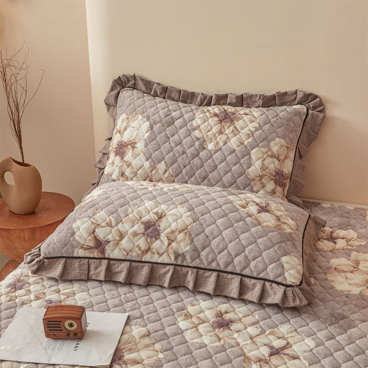 91家纺网 家纺一手货源 找家纺 宜凡家纺 2025新款牛奶绒床盖三件套（双面可用） 米洛花