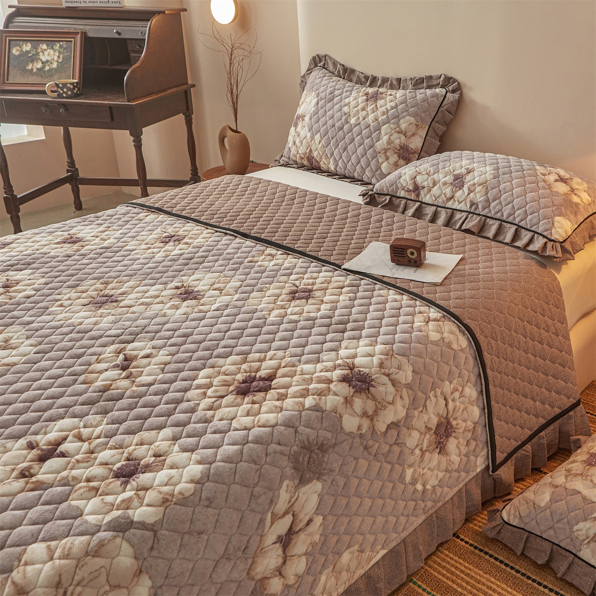 91家纺网 家纺一手货源 找家纺 宜凡家纺 2025新款牛奶绒床盖三件套（双面可用） 米洛花